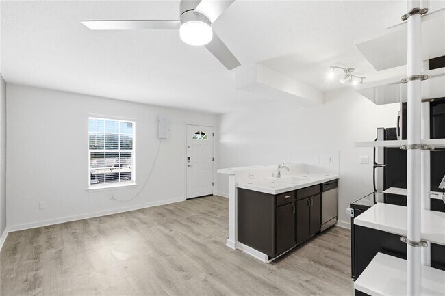 Building Photo - 2302 East Side Dr