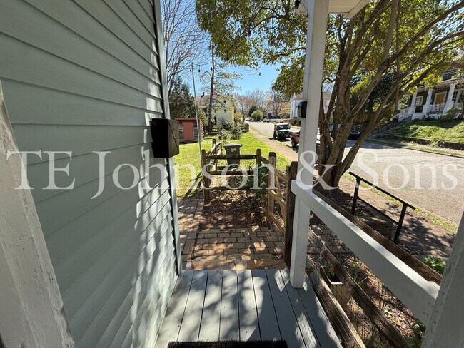 Building Photo - Charming 3BR Home with Fenced Yard, Hardwood Floors and Classic Built Ins