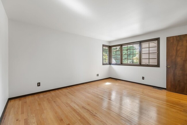 Building Photo - Normandy Park House: Picturesque Views, Sp...