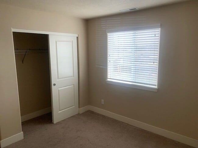 Building Photo - 4 Bed/2.5 Bath Single Family Home in SE Bend