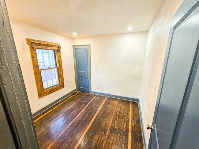 Building Photo - 2523 E 18th St