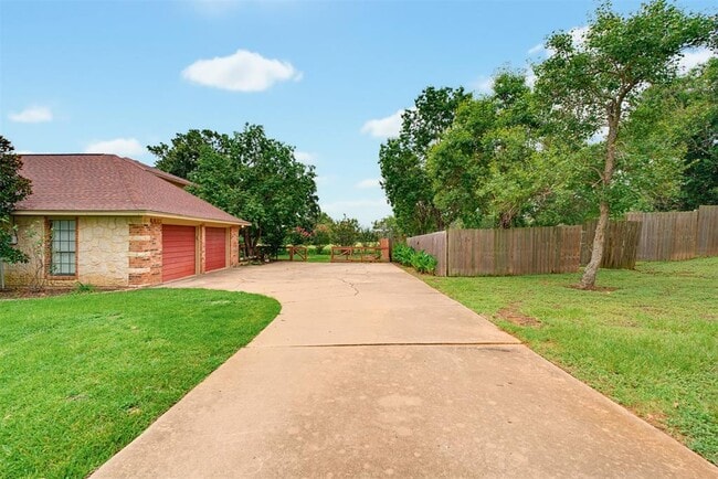 Building Photo - 121 Champions Dr