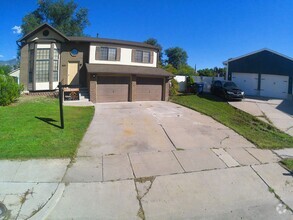 Building Photo - 4 Bedroom 2 Bath  Home 2 Car Garage. Dog F...