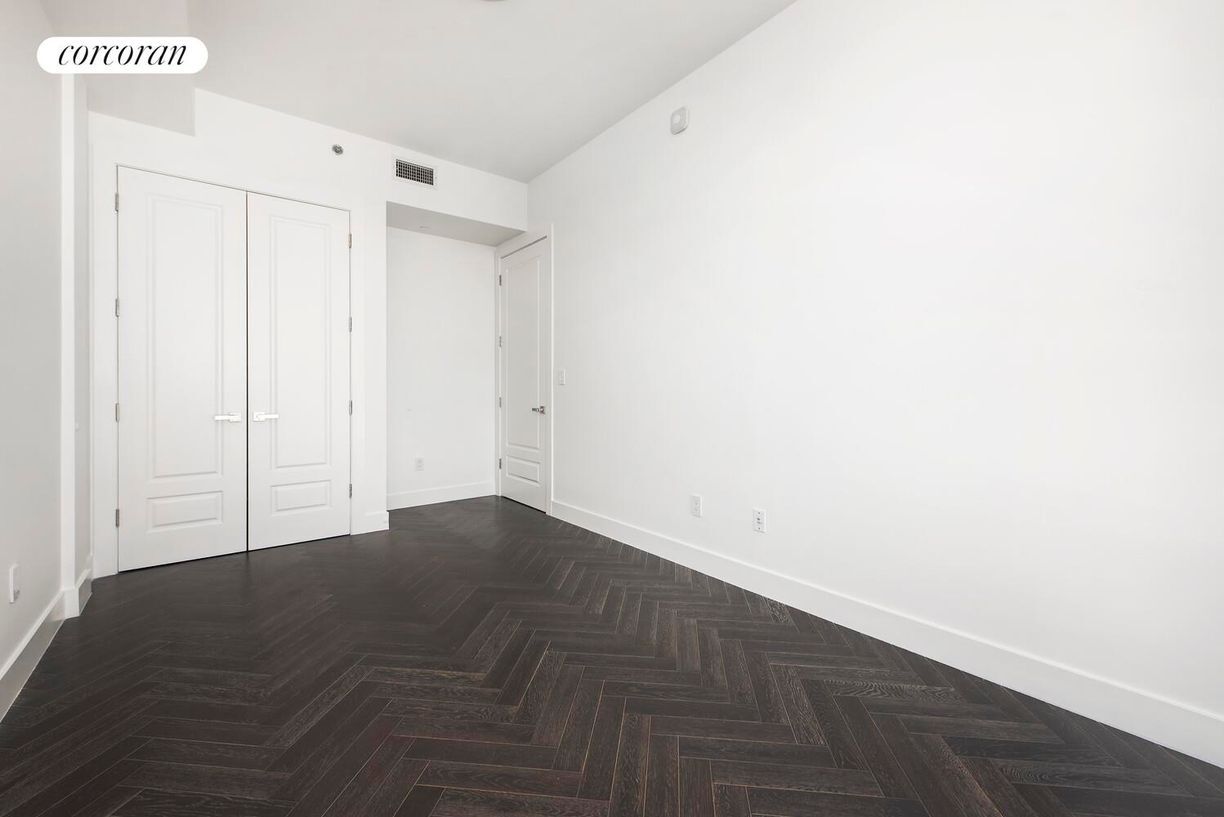 Building Photo - 11-12 44th Drive 6G