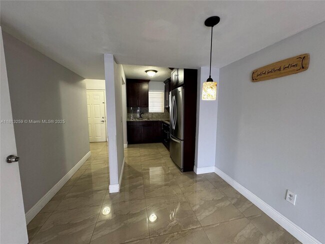 Building Photo - 2610 W 76th St