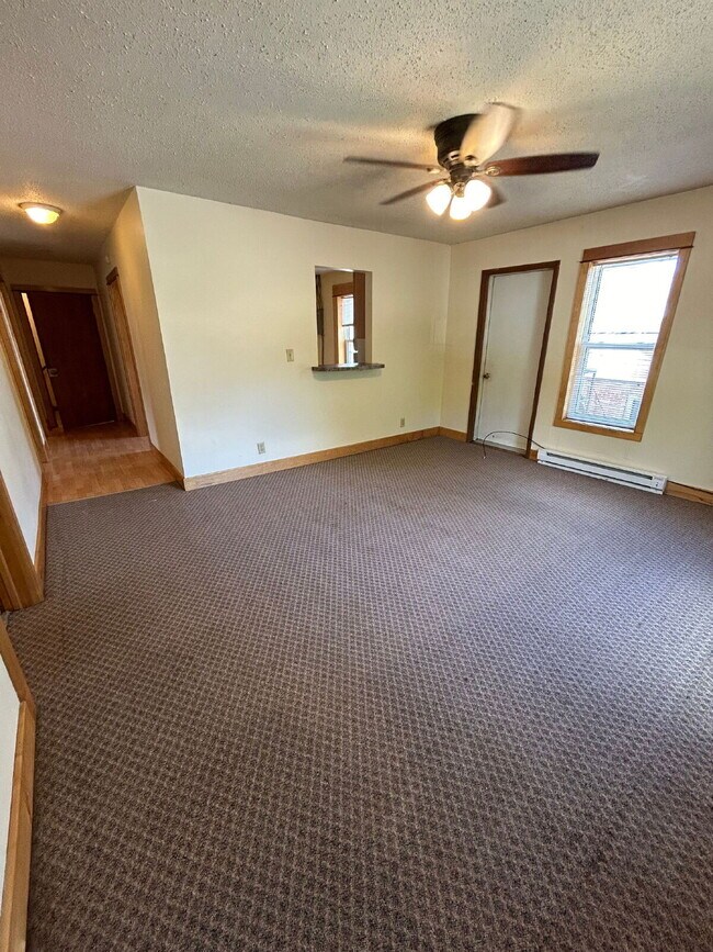 Building Photo - New On Market - 3 Bedroom, 1 Bathroom Duplex