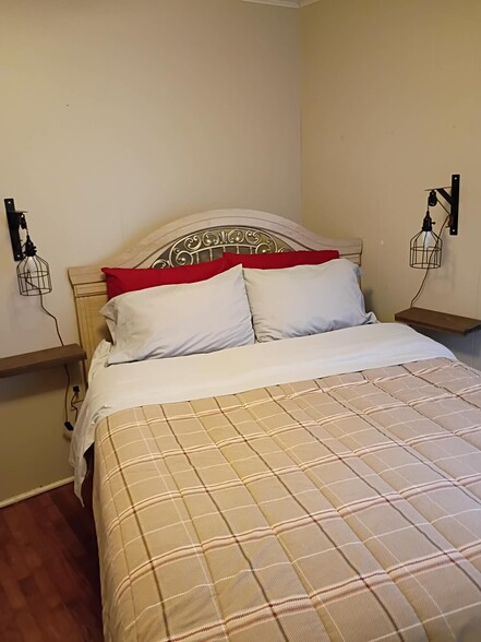 Building Photo - 209 Walnut St