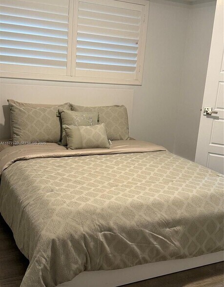 Building Photo - 3231 Salzedo St