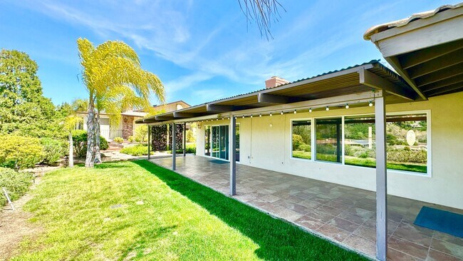 Building Photo - Lovely, Open Floor Plan, Single Story Located in the Desirable Live Oak Estates of Fallbrook!