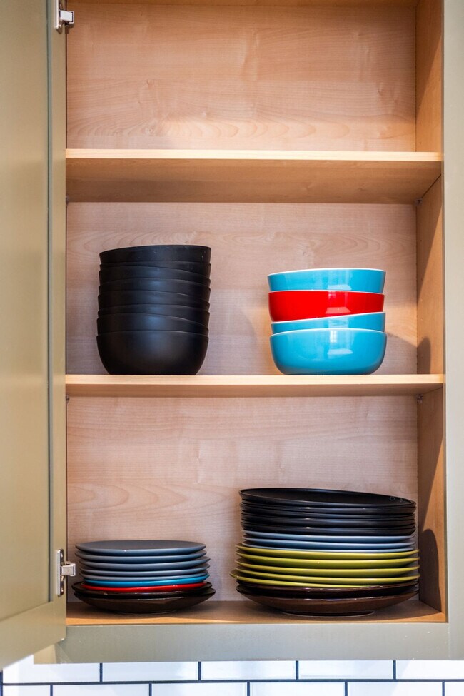 Building Photo - 523 W Vance Dr