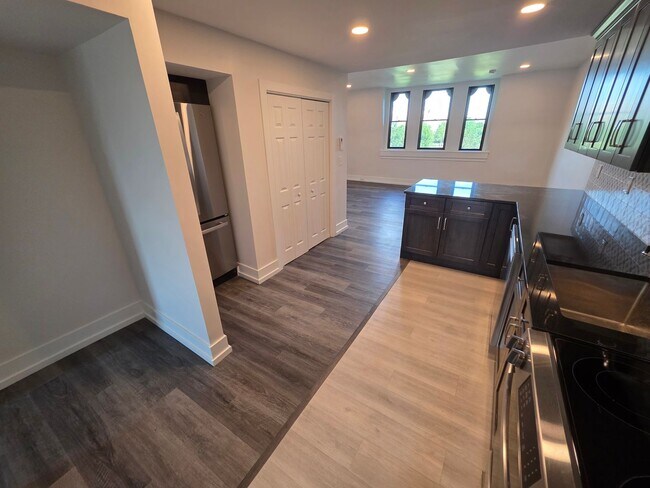 Building Photo - Newly Renovated 1 Bedroom Apartment - Poug...
