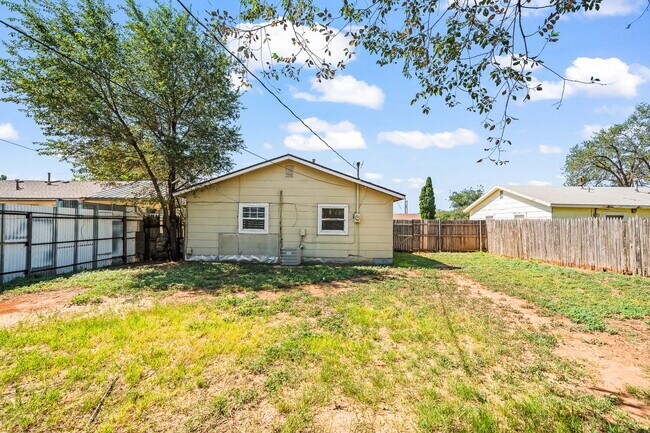 Building Photo - Cute Two Bedroom House, Minutes from TTU &...