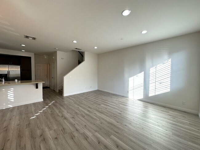 Building Photo - 611 McKenna St