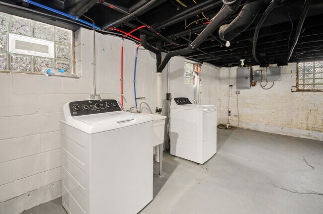 Building Photo - Lower Unit - Newly Constructed - 2 bed/2 bath - Must See!