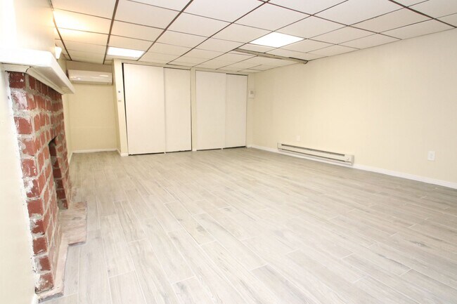 Building Photo - Spacious Bilevel 1 BR, 1.5 BA & More!*Avai...