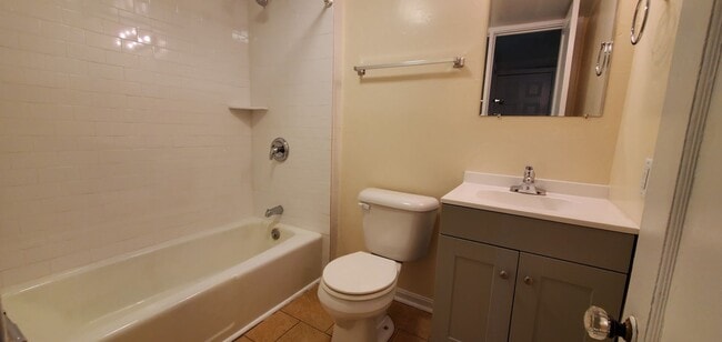 Building Photo - 6 Bedroom 2 Bathroom Single Family Home