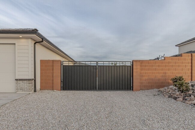Building Photo - Beautiful Property in the Sage Canyon Neig...