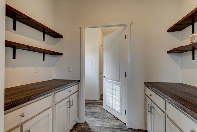Building Photo - 3 Bed 2 Bath Pet Friendly Home