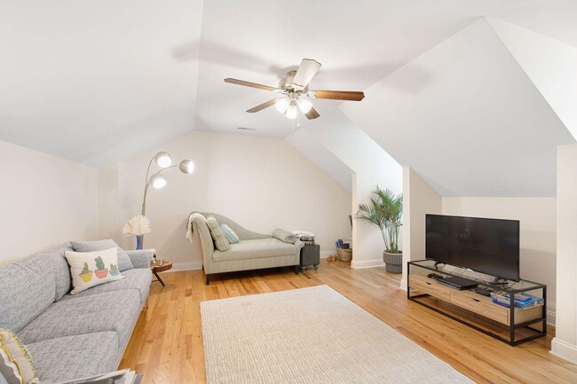 Building Photo - Gorgeous three bedroom single family home in Mount Pleasant