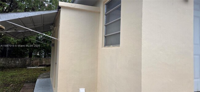 Building Photo - 23 NW 32nd Ct