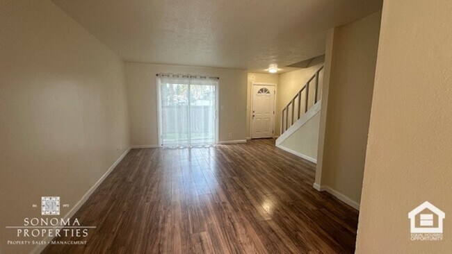 Building Photo - Charming 2BD/1.5BA Duplex