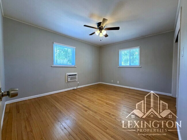 Building Photo - Charming 2 Bedroom Home with Large Backyard & Garage
