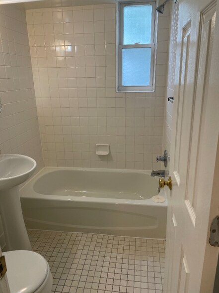 Building Photo - 730 Brandywine St SE