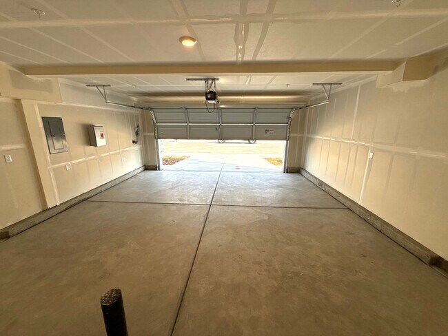 Building Photo - 2024 Shady Tree Cir