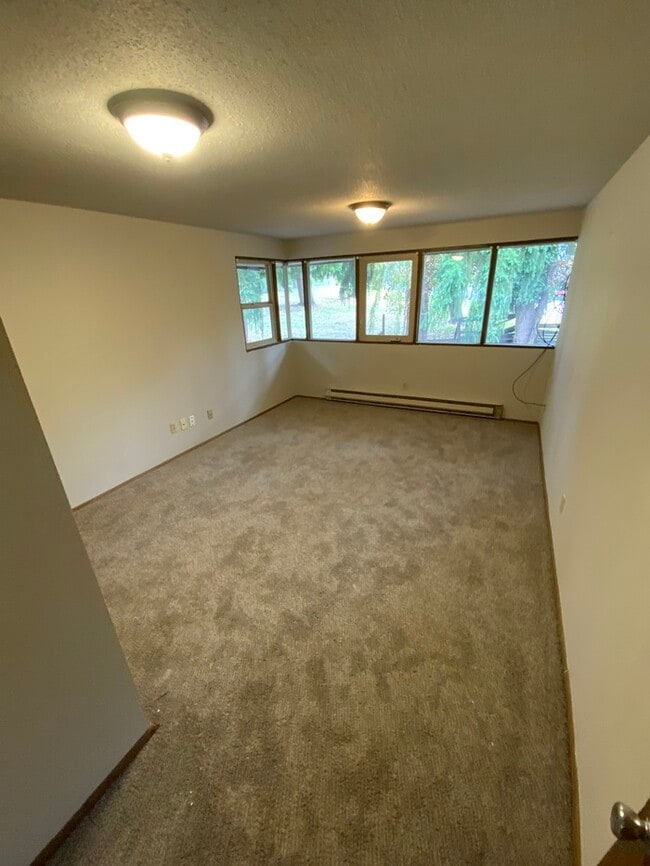 Building Photo - N Tacoma Town home 2bdr 1.5 bath 2 car car...