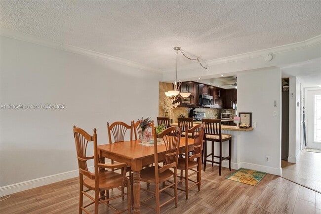 Building Photo - 9410 N Hollybrook Lake Dr