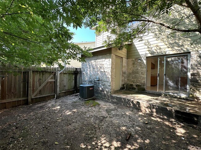 Building Photo - 2203 Creekside Ln