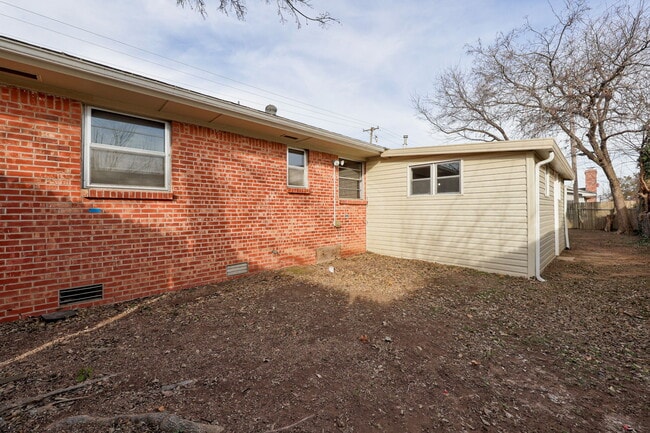 Building Photo - 5000 N Linn Ave