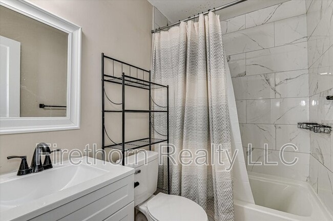 Building Photo - 810 Royalette Ave