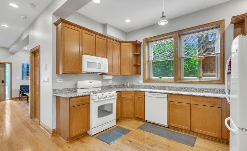 Building Photo - 1353 S California Ave