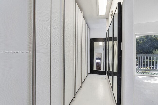 Building Photo - 517 NE 38th St