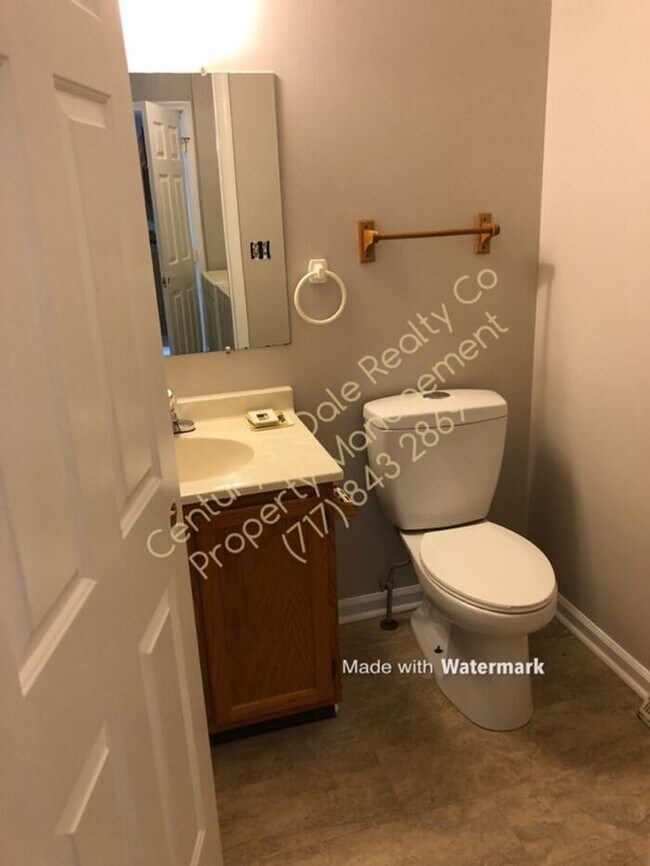 Building Photo - 3 BR, 1.5 Baths, 1 car garage Dover PA