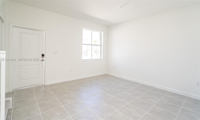 Building Photo - 2646 SE 27th Dr