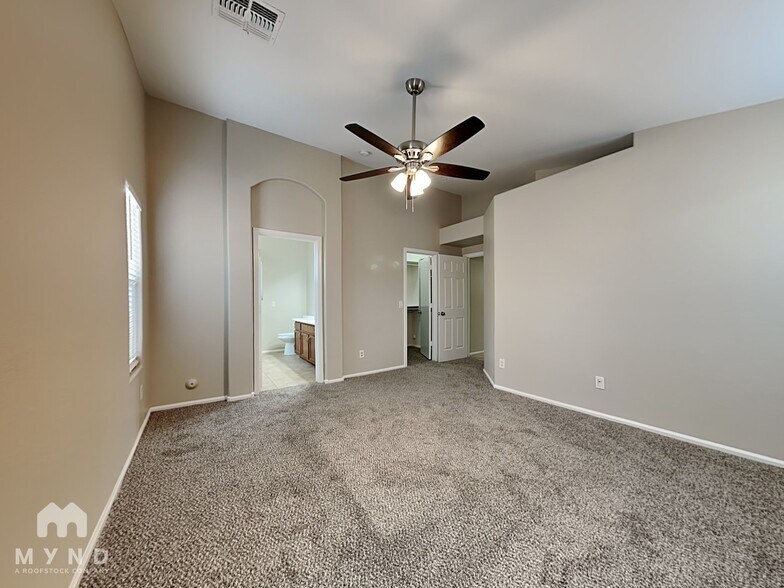Building Photo - 1034 E Saddle Way