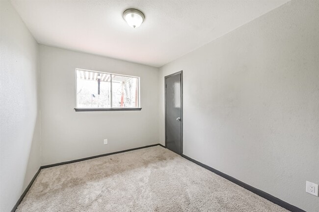 Building Photo - 2718 Summertime Dr