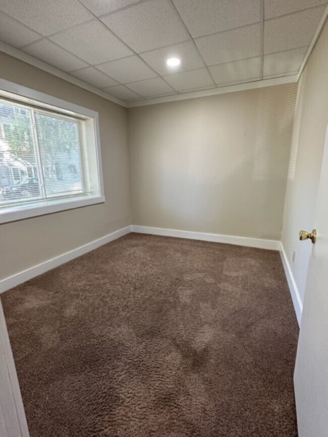 Building Photo - $1795 – 3 BA, 1 BA Lower Flat with Central Air - Close to UWM - 2500 N Bartlett