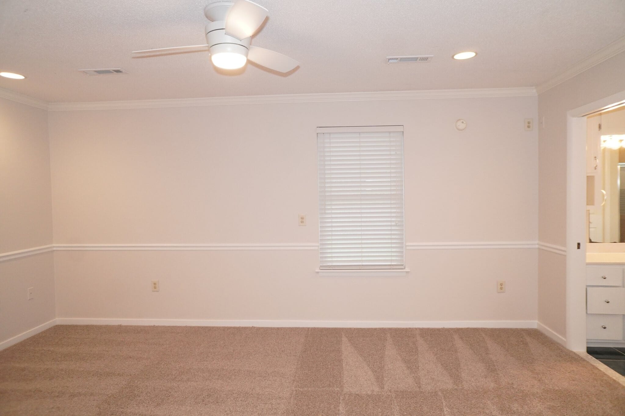 Building Photo - 1133 Oakcrest Dr