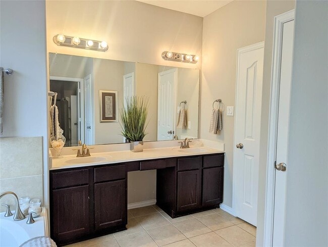 Building Photo - 10718 Wall Fern Way