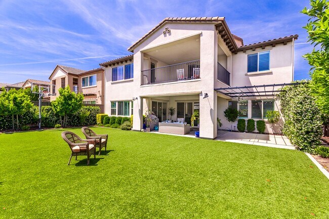 Building Photo - Gorgeous Custom Upgraded Serrano Home!