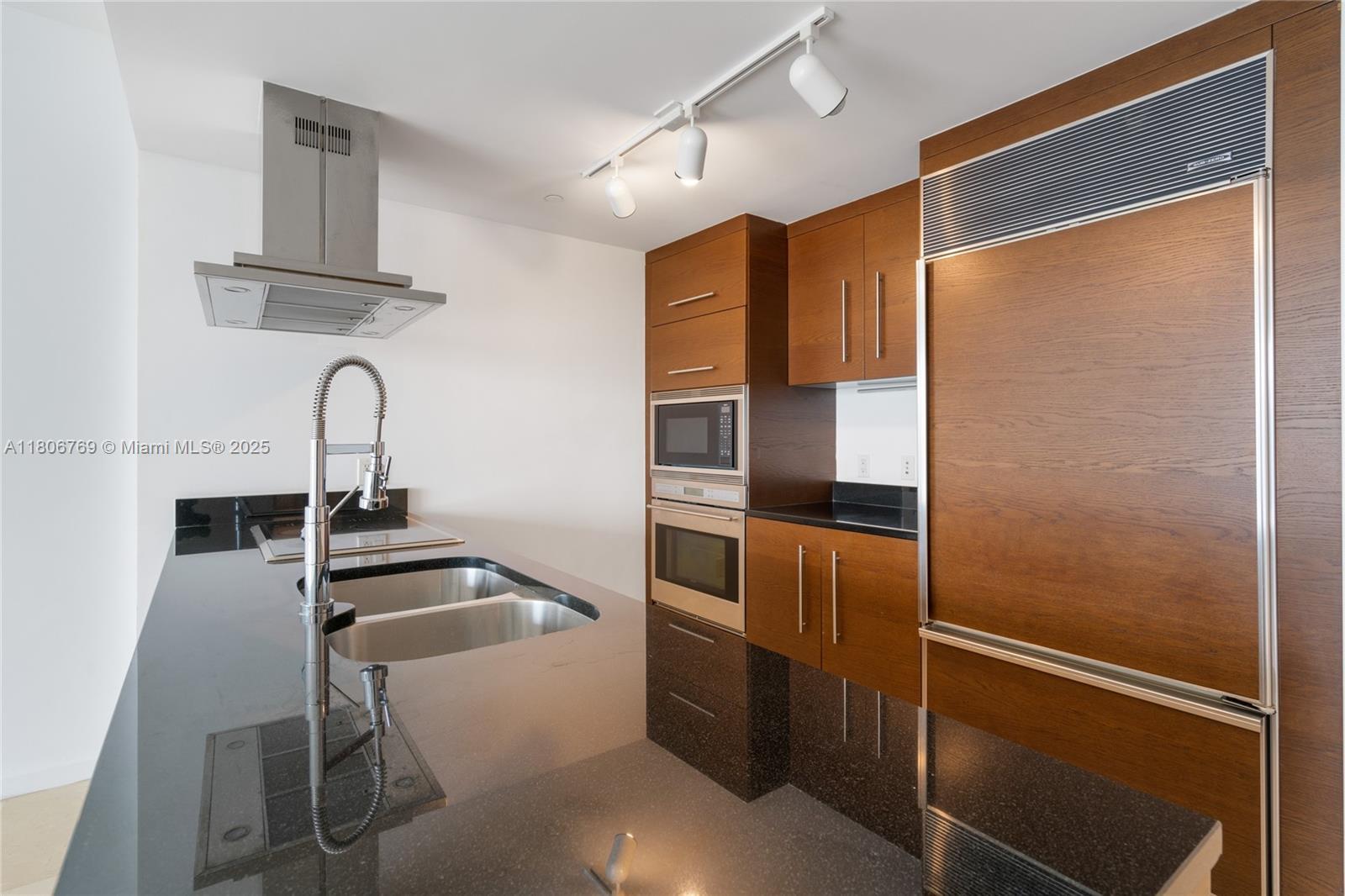 Building Photo - 475 Brickell Ave