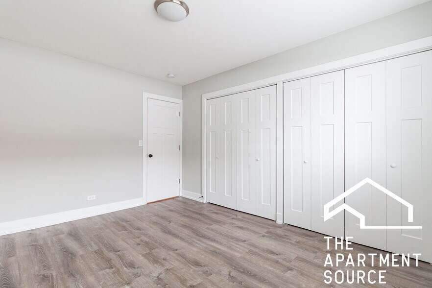 Building Photo - 529 W Surf St