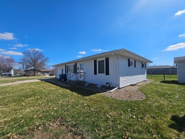 Building Photo - 2 Bedroom 2 Bath Corner Lot, In Small Town Fairfax