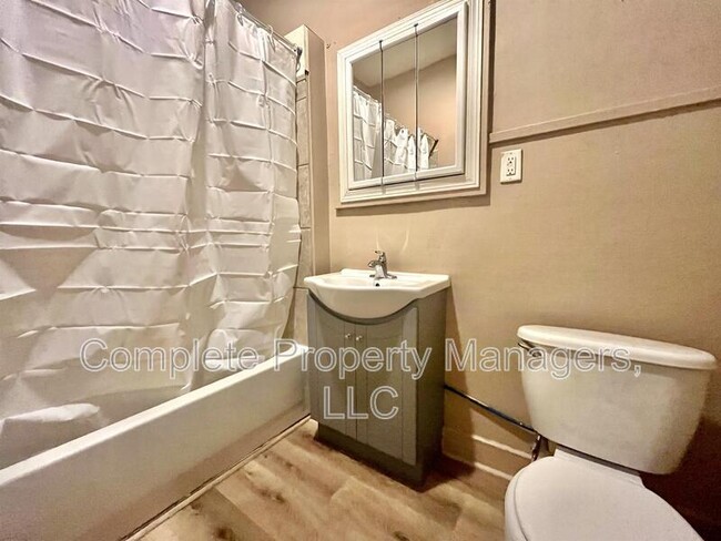 Building Photo - 325 E Washington St