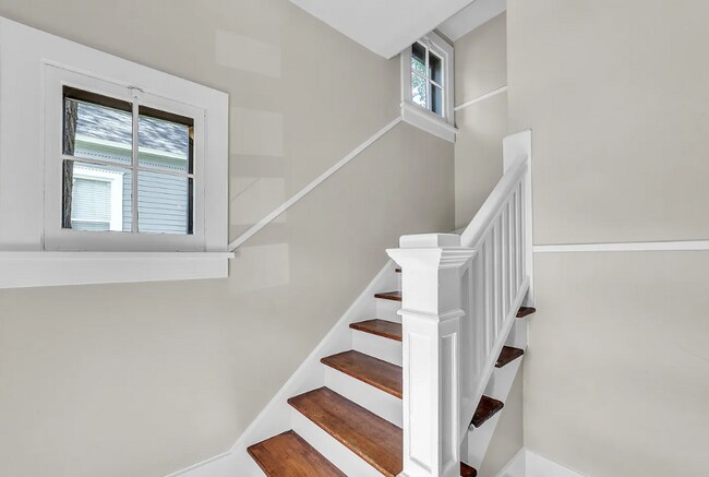 Building Photo - Beautiful 5 Bedroom Home with Lots of Natural Light and Private Fenced Backyard! A Must See!