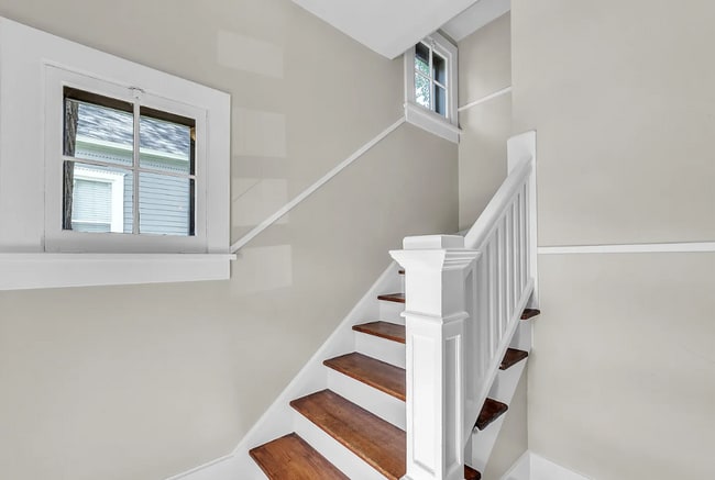 Building Photo - MOVE IN SPECIAL! Beautiful 5 Bedroom Home with Lots of Natural Light