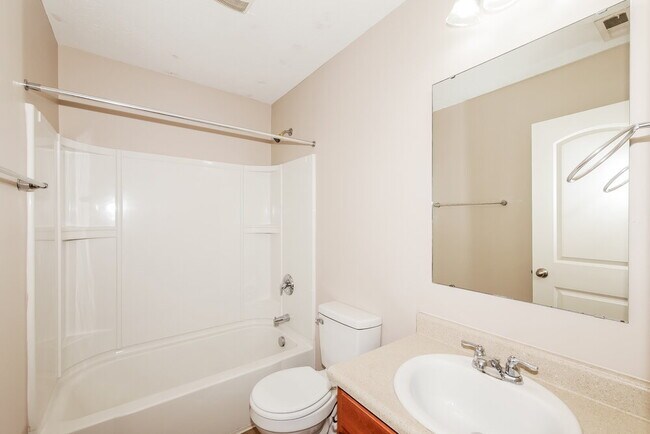 Building Photo - 15559 Old Pond Cir